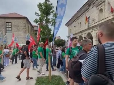 unas-250-personas-secundan-la-concentracion-de-la-junta-docente-frente-al-parlamento,773287,1